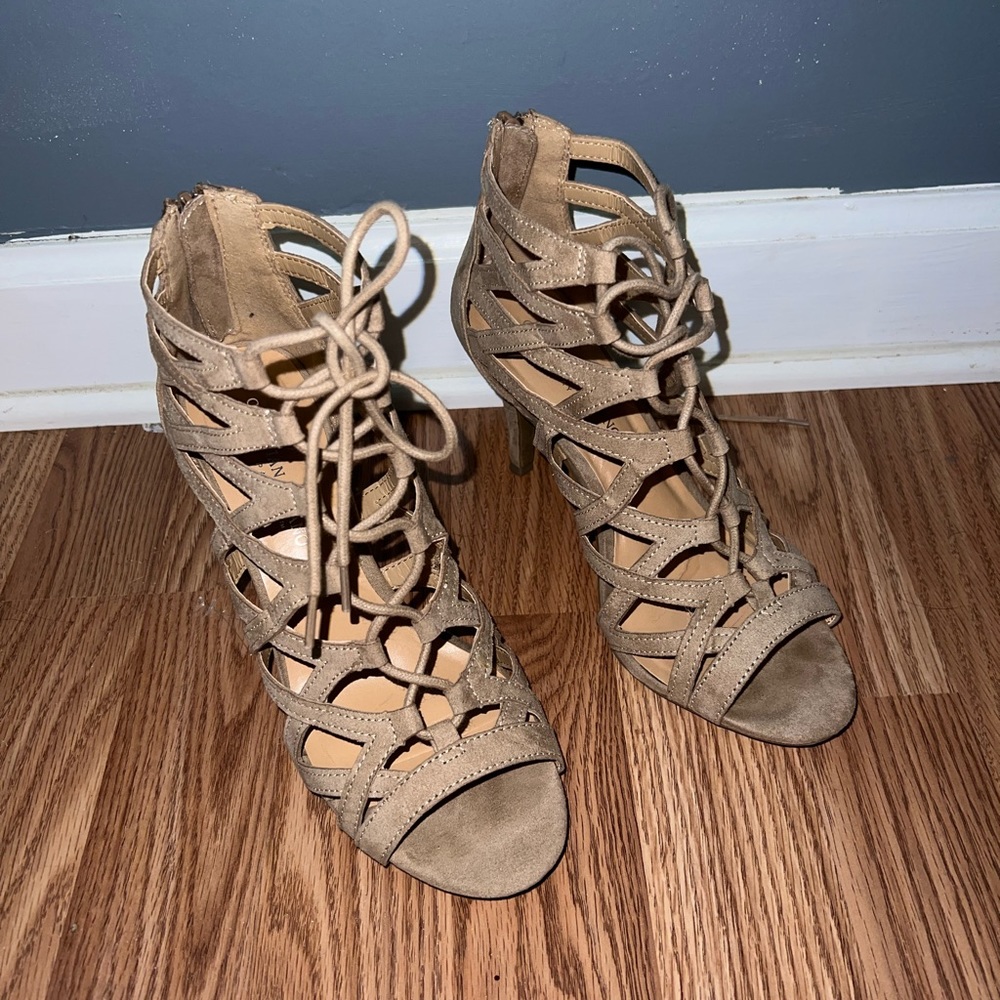Heels - Picture 4 of 4